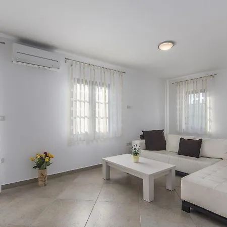 Modern With Private Pool In Dubravci Croatia וילה Korenići