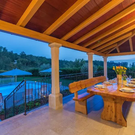Modern With Private Pool In Dubravci Croatia וילה Korenići